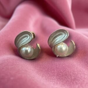 Everyday Elegance – Pearl Studs